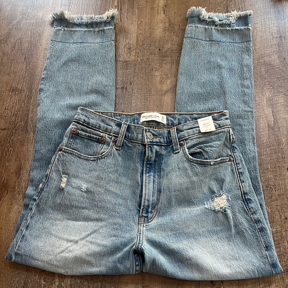 NWT Abercrombie & Fitch High Rise Mom Jean Curve Love - Picture 3 of 8